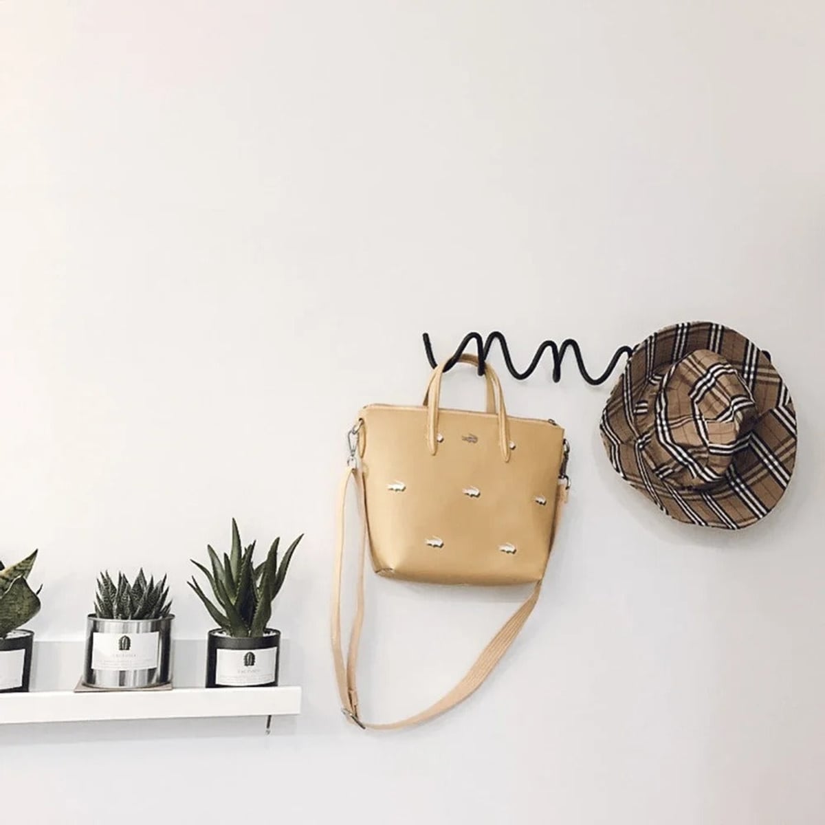 wave wall-mounted coat rack in black